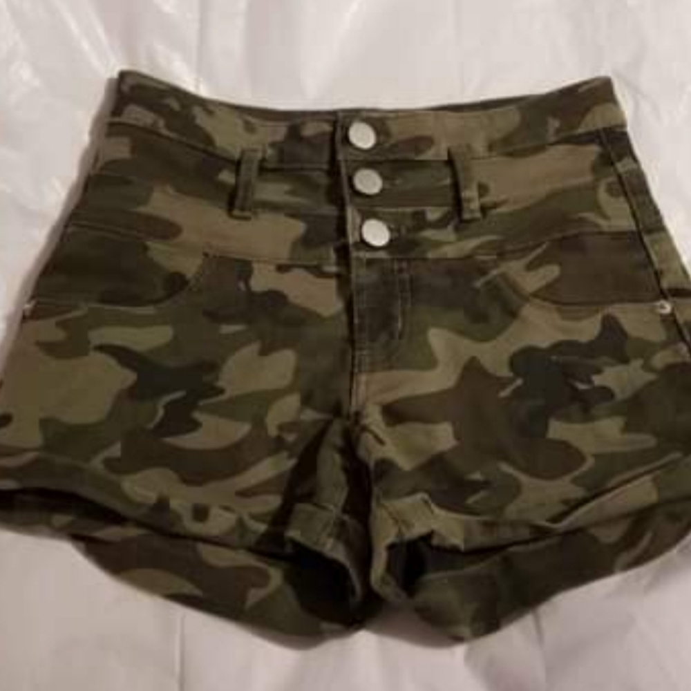 No Boundaries camo shorts size small